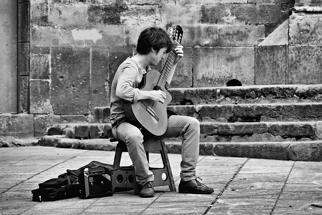 foto chitarrista in strada da: Pixabay.com